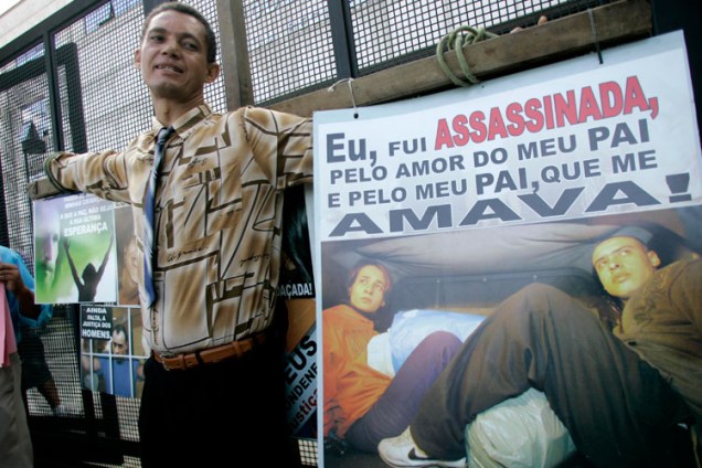 O empresário André Luiz dos Santos pretende ficar os cinco dias de júri com as mãos atadas a uma cruz.