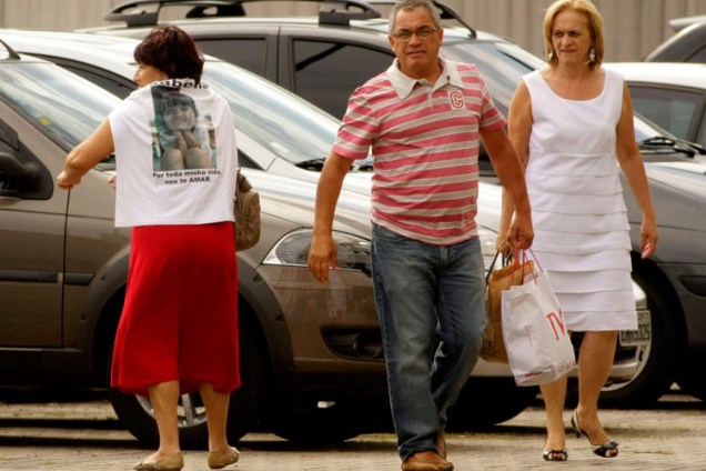 Os avós maternos de Isabella chegam ao local do julgamento. Rosa Cunha de Oliveira, mãe de Ana Carolina de Oliveira (à esquerda) fez questão de usar uma camiseta em homenagem à neta.