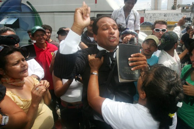 O pastor Adeliodo protesta contra a cobertura da imprensa no caso.