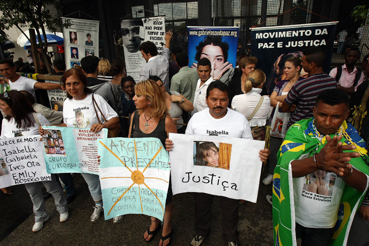 Manifestantes lembram outras vítimas da violência.