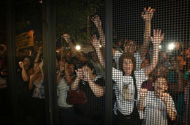 Público comemora a condenação de Alexandre Nardoni e Anna Carolina Jatobá do lado de fora do Fórum.