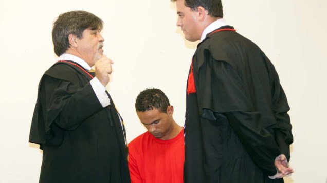 O ex-goleiro Bruno e seus advogados, Lúcio Adolfo e Thiago Lenoir no Fórum de Contagem, em 06/03/2013