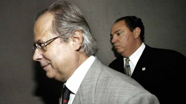 Ministro José Dirceu acompanhado do assessor Waldomiro Diniz nos corredores da Câmara em 2004