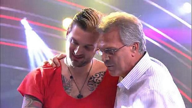 Cássio é recebido por Pedro Bial após deixar o BBB14