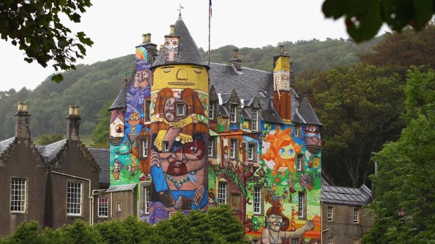 Vista do castelo Kelburn em Largs, Escócia. Os grafiteiros brasileiros Nina Pandolfo, Nunca e a dupla Osgemeos pintaram o local no ano de 2007