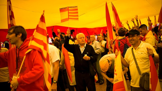 Anti-separatistas catalães com bandeiras espanholas e da Catalunha no Dia Nacional da Espanha