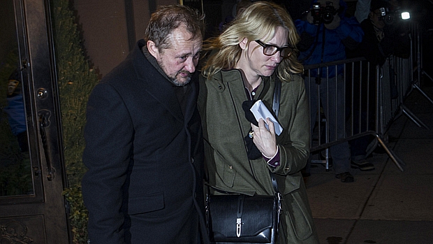 A atriz Cate Blanchett deixa o velório de Seymour Hoffman ao lado do marido Andrew Upton