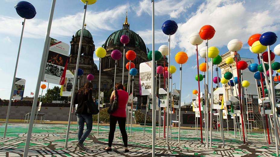 A Catedral de Berlim é vista atrás de pinos que marcam marcos em um mapa gigante da cidade de Berlim