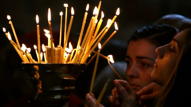 Na Geórgia, religiosos acendem velas em comemoração ao aniversário de 1.700 anos da catedral de Svetitskhovel