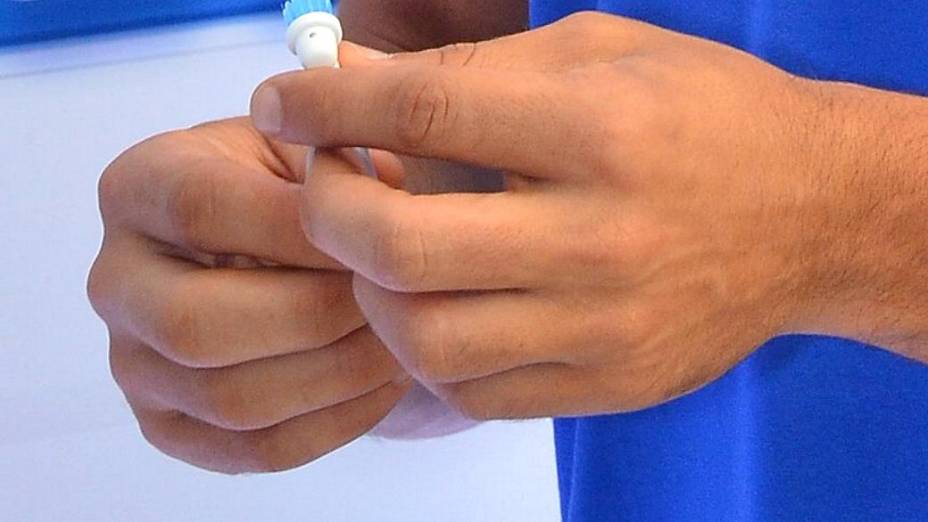 Cauã aparece sem aliança e reforça boatos sobre separação