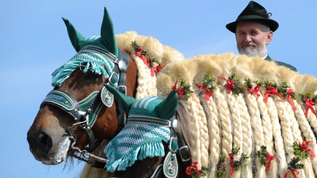 Homem vestindo roupas tradicionais da Baviera participa de festival, na Alemanha