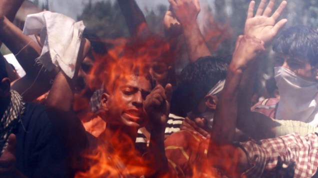 Em Srinagar, manifestantes muçulmanos queimaram pneus para protestar contra a violência do governo indiano na Caxemira