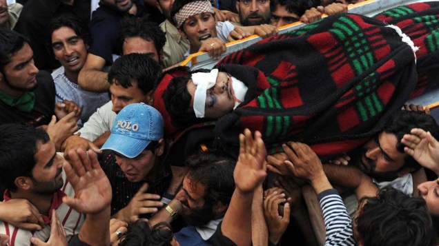 Na Caxemira, pessoas carregam o corpo de Iqbal Ahmed Khan, que morreu durante confronto com as forças de segurança da Índia na última semana