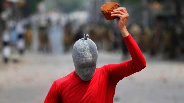 Manifestante em Srinagar, na Índia, protesta contra a ocupação da Caxemira. Nesta sexta-feira, uma intifada popular deixou quatro mortos e dez feridos