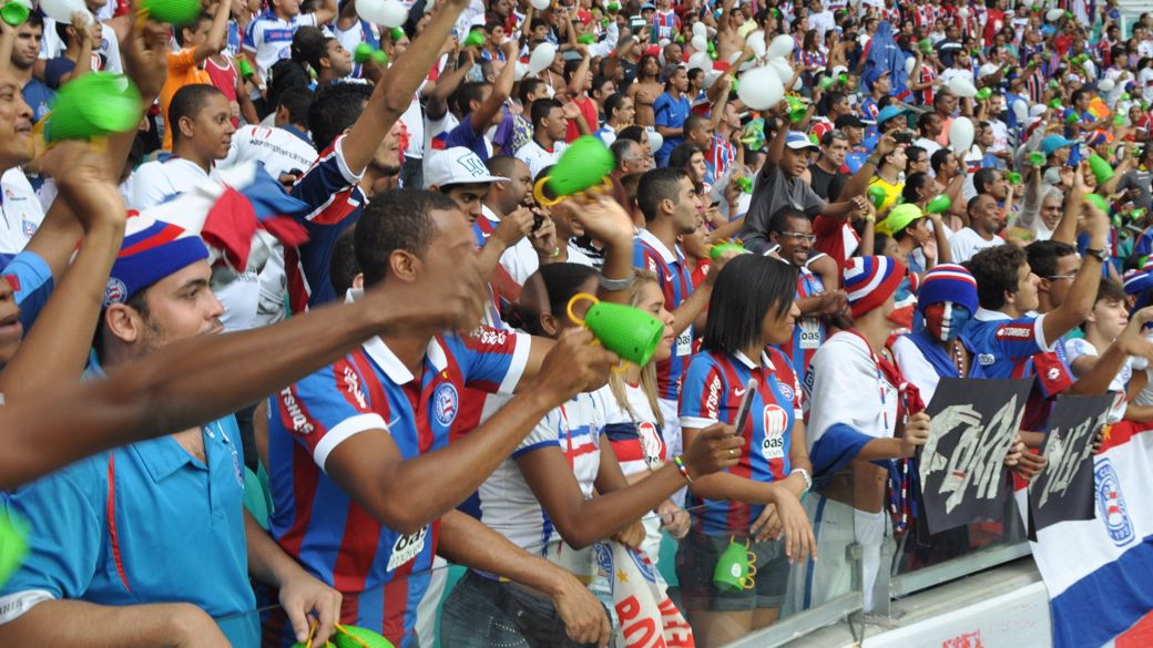 A torcida do Bahia com a caxirola: instrumento virou arma contra os jogadores