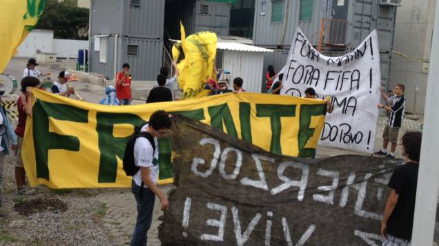 Grupo invadiu prédio em obras na Barra da Tijuca para protestar contra os investimentos em estádios da Copa