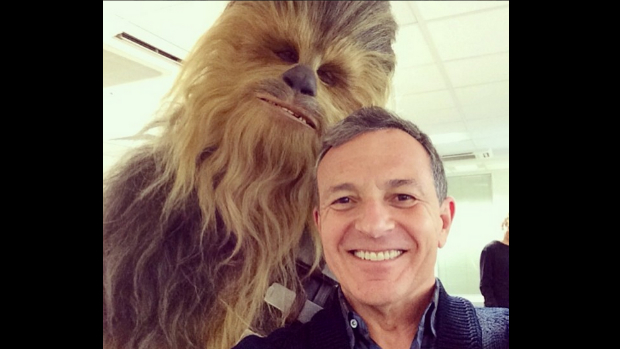 Personagem Chewbacca ao lado do presidente executivo da Disney, Bob Iger
