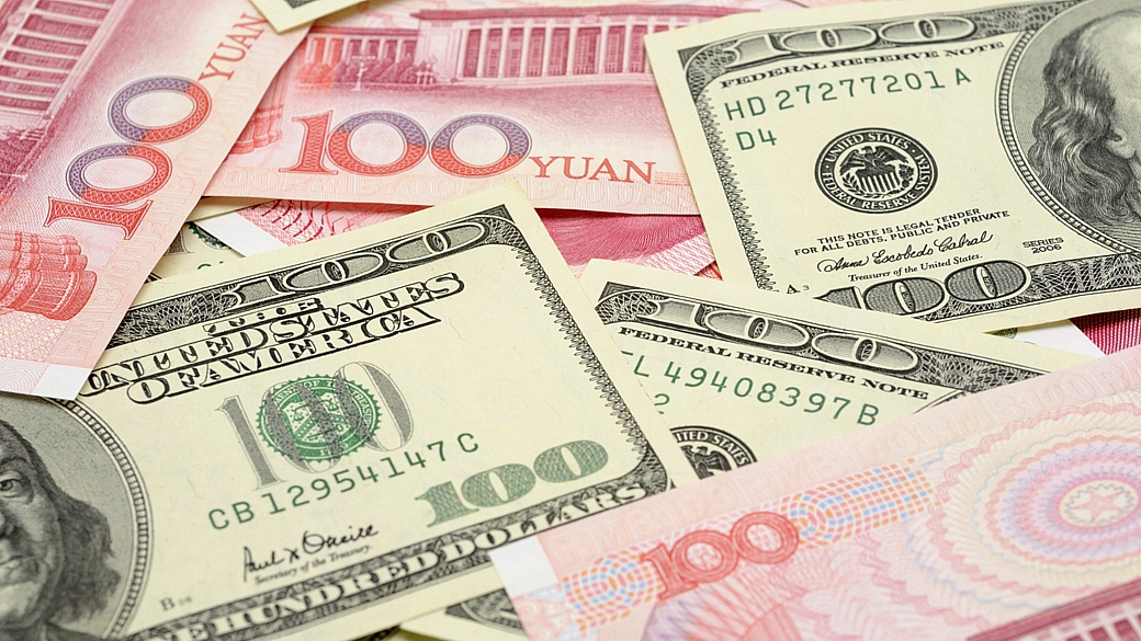 cédulas de yuan e dólar
