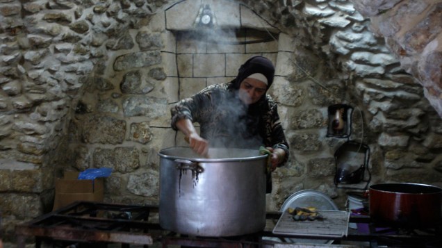 Palestina prepara alimentos para serem distribuídos aos pobres em uma cozinha de sopa na cidade de Nablus, Cisjordânia, durante o mês sagrado muçulmano do Ramadã