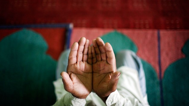 Homem faz orações de oferta durante o mês sagrado muçulmano do Ramadã no Nepal