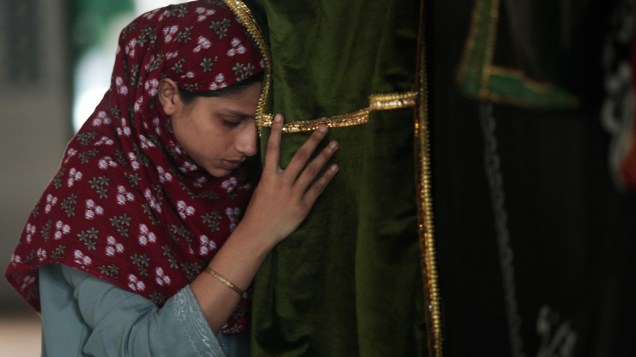 Mulher faz orações em mesquita de Dhaka, Bangladesh durante o mês sagrado muçulmano do Ramadã