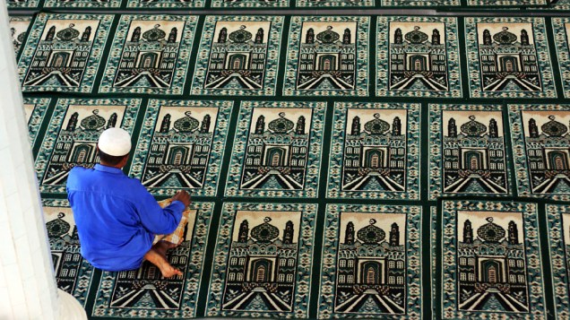 Homem faz suas orações durante o mês sagrado de jejum do Ramadã em uma mesquita em Denpasar, Bali Indonésia