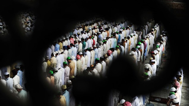 Muçulmanos paquistaneses oferecem orações durante a segunda sexta-feira do Ramadã na mesquita Data Darbar em Lahore, Paquistão
