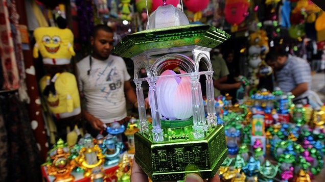 Lamparina durante a festa é vendida na Palestina, que é um dos cinco pilares do Islamismo