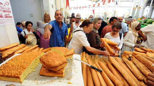 Tunisianos enfrentam fila em mercado central em Tunis, na Tunísia, para preparar banquete do primeiro dia do mês sagrado islâmico do Ramadã, que é servido após o pôr-do-sol