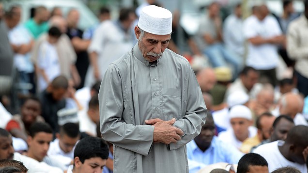 Muçulmanos rezam em torno de uma mesquita em Toulouse, no sul da França, em comemoração ao primeiro dia do mês sagrado do Islã conhecido como Ramadã