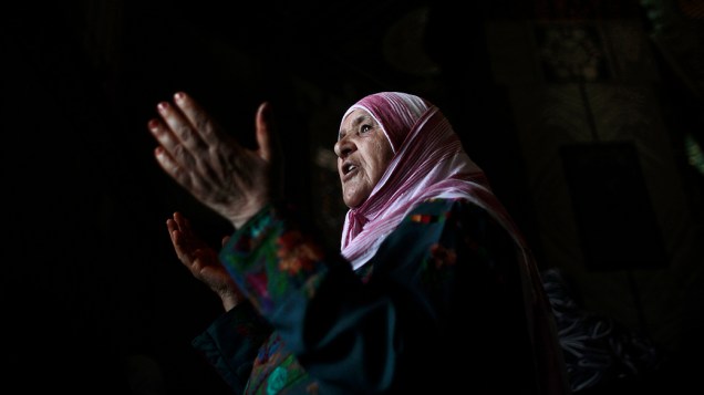 Mulher muçulmana participa de oração que celebra o início do mês sagrado do Ramadã
