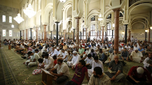 Um grupo de muçulmanos reza na mesquita da M-30, em Madrid, na Espanha, para celebrar o primeiro dia do Ramadã