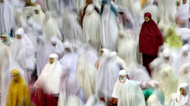 Mulheres muçulmanas participam de oração que celebra o início do mês sagrado do Ramadã na mesquita Istiqlal, em Jacarta, na Indonésia, nesta sexta-feira. Neste período, os muçulmanos em todo o mundo não comem, bebem, fumam e nem praticam relações sexuais do nascer ao pôr-do-sol