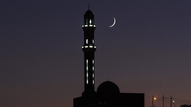Vista da lua ao lado de uma mesquita, em Amã, Jordânia durante o segundo dia do Ramadã