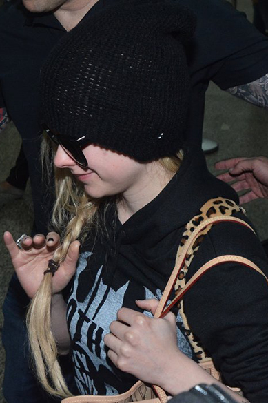 A cantora canadense Avril Lavigne desembarca no aeroporto de Guarulhos, em São Paulo