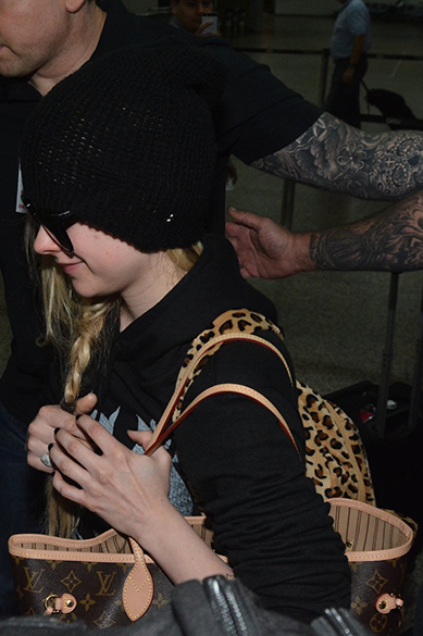 A cantora canadense Avril Lavigne desembarca no aeroporto de Guarulhos, em São Paulo