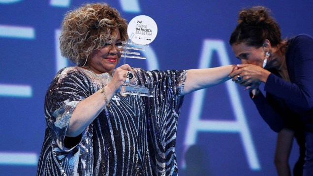 Alcione ganha prêmio de Melhor Cantora categoria Samba durante 24º Prêmio da Música Brasileira