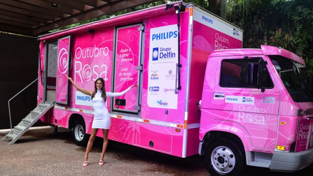 Alessandra Ambrósio em lançamento da campanha Outubro Rosa, da Philips, na Casa São Paulo