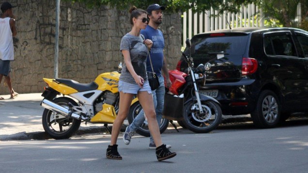 Alinne Moares passeia com o namorado, Mauro Lima, em Ipanema, no Rio