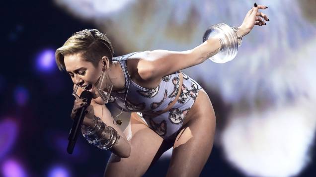 Miley Cyrus durante o American Music Awards 2013, no  Nokia Theatre, em Los Angeles, Califórnia