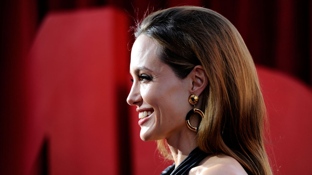 Angelina Jolie chega ao 18° Screen Actors Guild Awards no Shrine Auditorium, na Califórnia