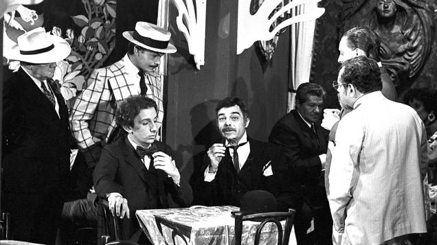 José Wilker, Marco Nanini e Rubens de Falco, Jayme Barcellos (de costas) e Fulvio Stefanini (de costas) na novela Gabriela em 1975