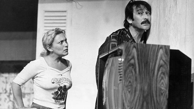 Nicette Bruno e Paulo Goulart durante apresentação no teatro em 1974