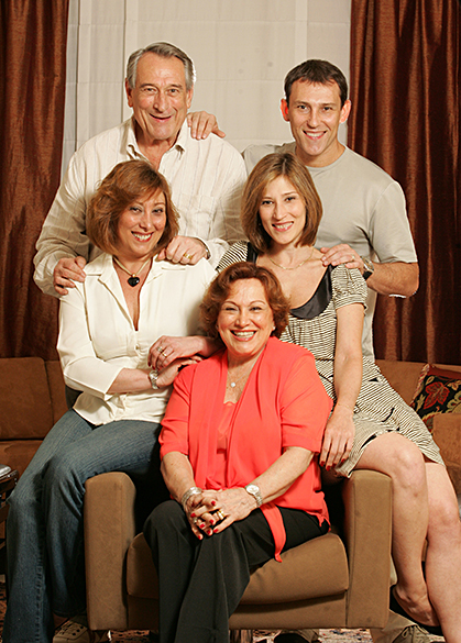 Paulo Goulart, Nicette Bruno, e os filhos Bárbara Bruno, Beth Goulart e Paulo Goulart Filho, no apartamento do casal em 2008