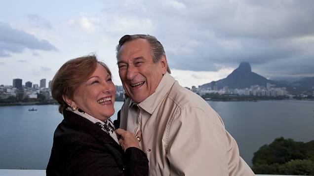 Paulo Goulart, e a mulher Nicette Bruno, no ensaio fotográfico da revista Contigo!, para o especial do Dia dos Namorados em 2011