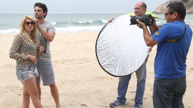 Antonia Fontenelle grava clipe com Kiko, da banda Chicabana, na praia do Recreio, no Rio