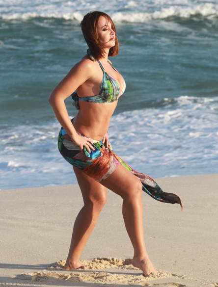 A atriz Gaby Spanic faz ensaio fotografico na praia da Reserva na Zona Oeste do Rio de Janeiro