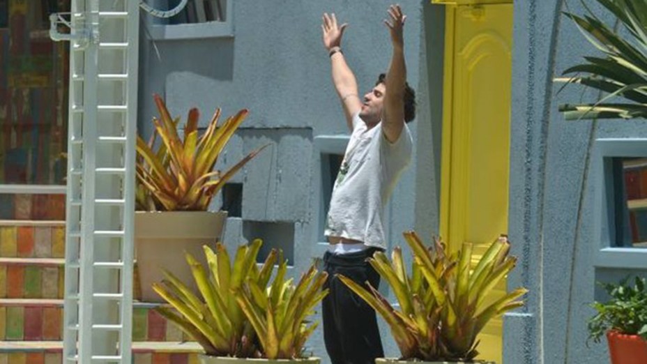 Junior vibra ao entrar na casa do BBB14 (14/01/2014)