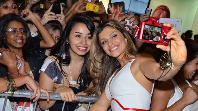 Grazi Massafera faz a alegria dos fãs na Beauty Fair em São Paulo