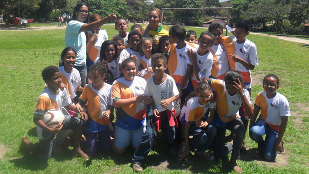 Beyoncé posa com a formação do time de uma escola municipal de Trancoso, na Bahia